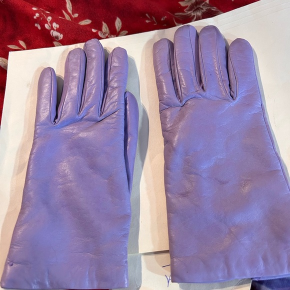 Gorgeous Italian lined lilac gloves.  Size 7. - Picture 2 of 2